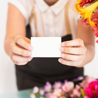 florist holding a blank card for inspiring message
